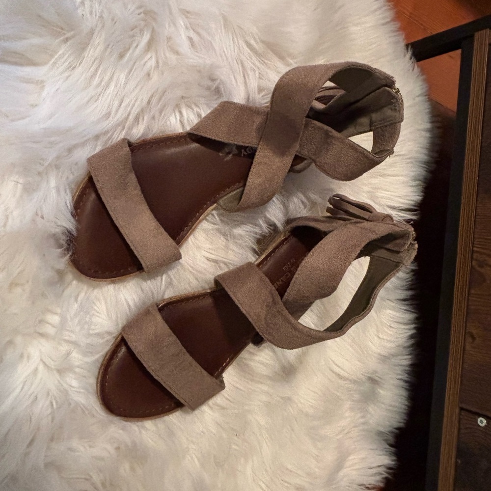 Small heel shoe